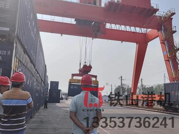 山東青島軌道式集裝箱龍門吊廠家軌道式集裝箱門式起重機兼容性好