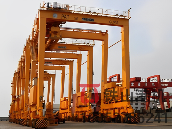 江蘇泰州輪胎式集裝箱龍門吊廠家夜間智能照明系統(tǒng)保障24小時高效運(yùn)轉(zhuǎn)